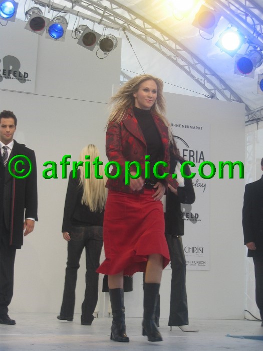 ../Images/Krefeld-Strssenmodenschau-2005 393.jpg